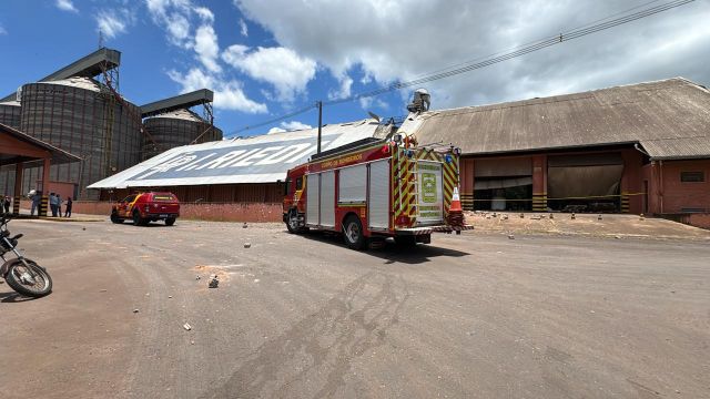 Imagem referente a notícia: Silo explode no bairro 14 de novembro em Cascavel; Empresa é evacuada