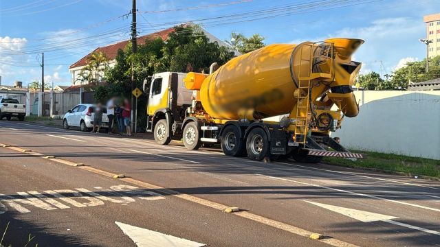 Imagem referente a notícia: Caminhão betoneira espalha concreto pelas ruas e causa prejuízo a motoristas em Cascavel