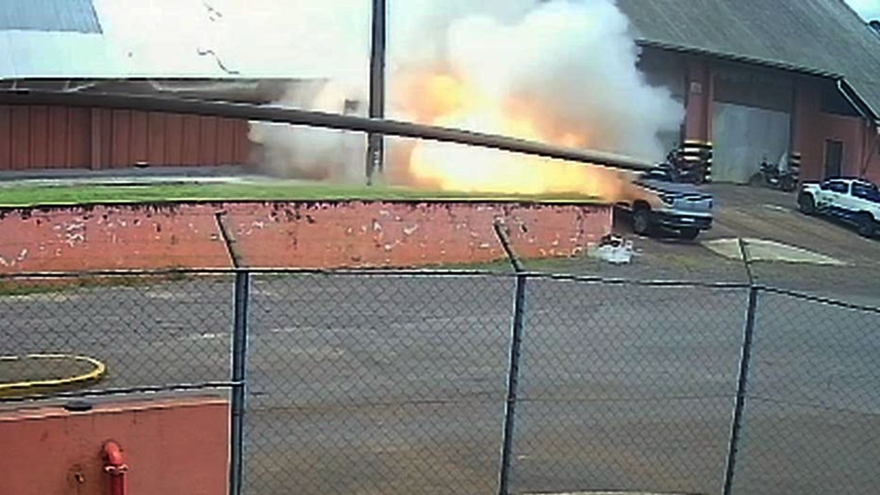Câmera de segurança registra o momento da explosão atingiu um armazém de grãos no Bairro 14 de Novembro, em Cascavel