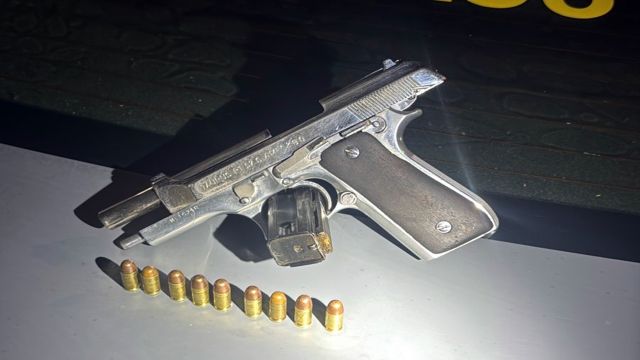 Imagem referente a notícia: Polícia Militar apreende pistola após disparos em frente a bar no Bairro Cascavel Velho