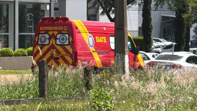 Imagem referente a notícia: Motociclista de 27 anos fica ferido após colisão com carro no bairro Pacaembu, em Cascavel