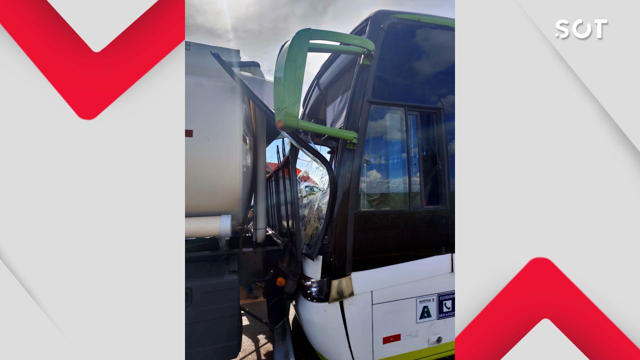 Ônibus colide na traseira de carreta na PR-182 e deixa quatro feridos em Palotina