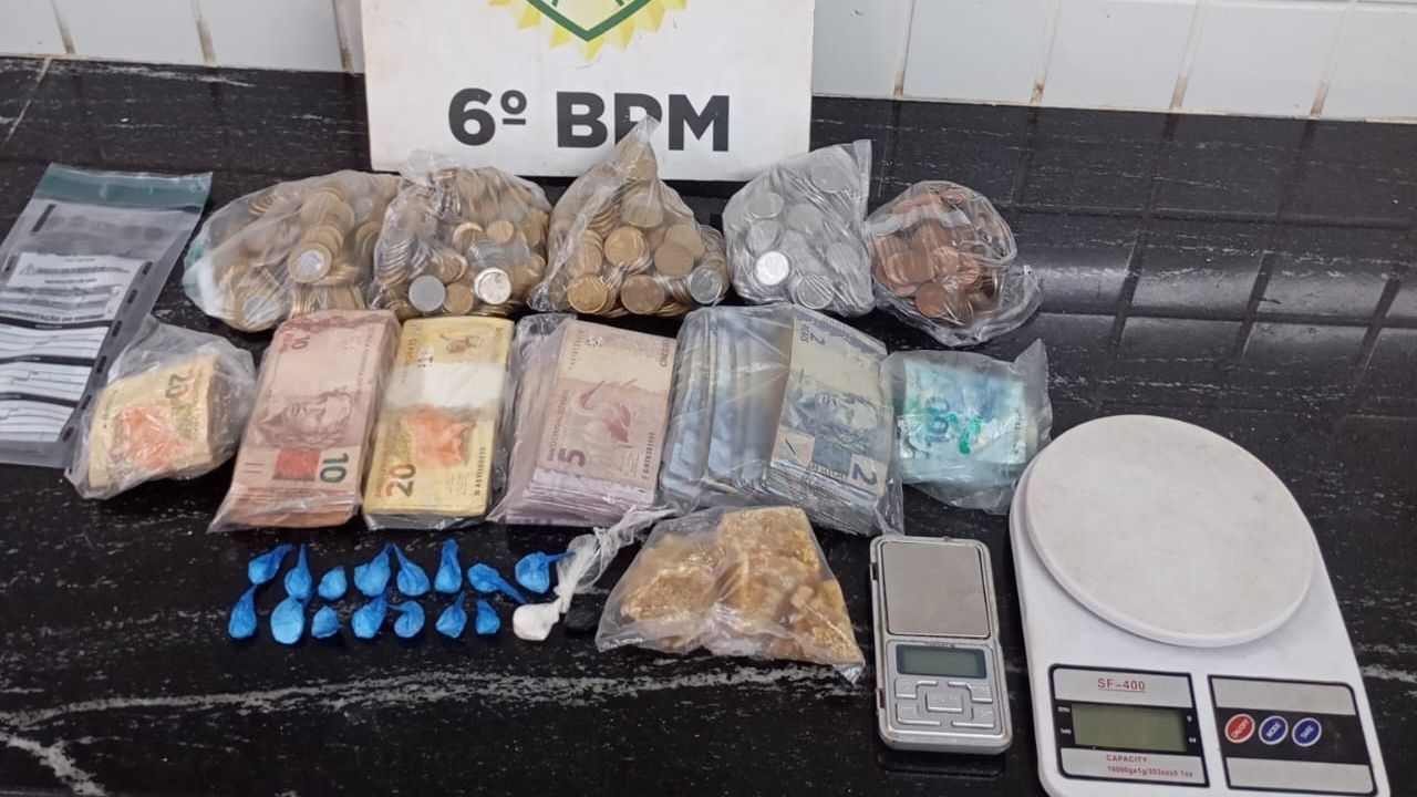 Cavalaria da PM fecha ponto de tráfico em bar e apreende drogas e dinheiro no Bairro Santa Felicidade