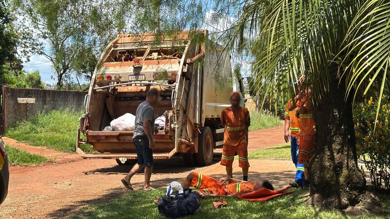 Coletor de lixo fica gravemente ferido após atropelamento por caminhão durante serviço em Cascavel