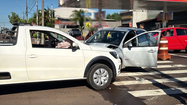 Imagem referente a notícia: Colisão frontal entre dois carros deixa dois feridos e interdita cruzamento no Jardim Clarito, em Cascavel
