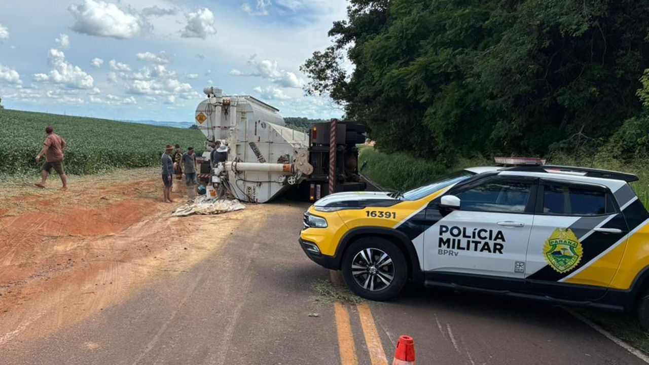 Caminhão tomba na PR-471 em Três Barras do Paraná e motorista é levado ao hospital