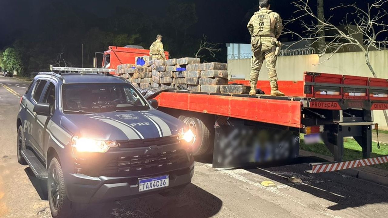 PRF intercepta caminhão com mais de 1,2 tonelada de maconha na rodovia BR-277 em Céu Azul