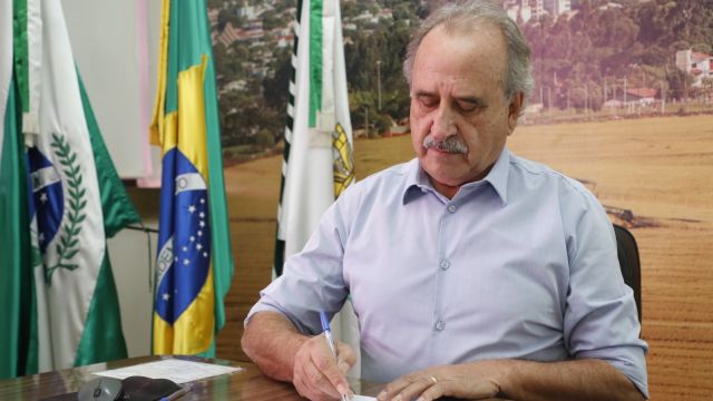 Imagem referente a notícia: Prefeito Renato Silva garante maior Promoção Vertical da história aos servidores de Cascavel