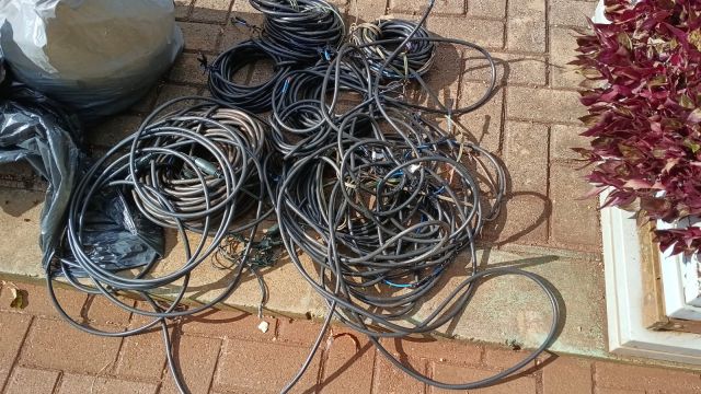 Imagem referente a notícia: Homem é detido após ser flagrado furtando fios em plena luz do dia no centro de Cascavel