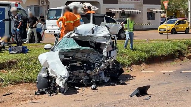 Imagem referente a notícia: Homem morre em gravíssimo acidente entre Spin e caminhão na BR-277, em Santa Tereza do Oeste