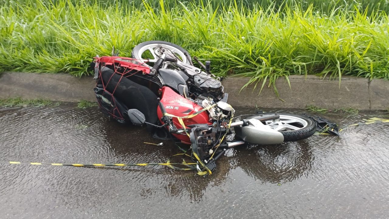 Acidente entre caminhão e moto deixa uma vítima fatal na BR-277, em Morretes