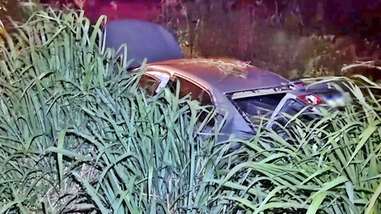 Jetta sai da pista e capota na BR-163 em Cascavel; Três pessoas ficaram feridas, incluindo uma criança de 4 anos