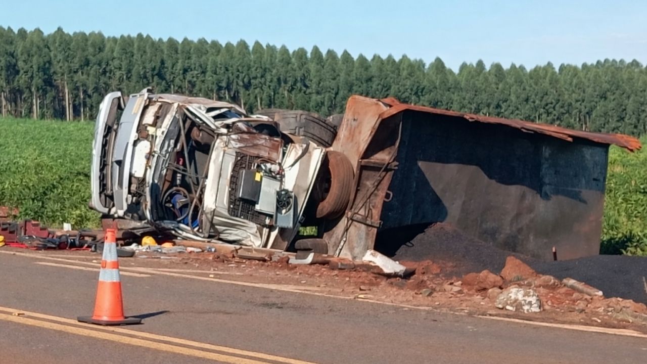 Caminhoneiro morre após tombamento na PR-180, no distrito de Juvinópolis, em Cascavel