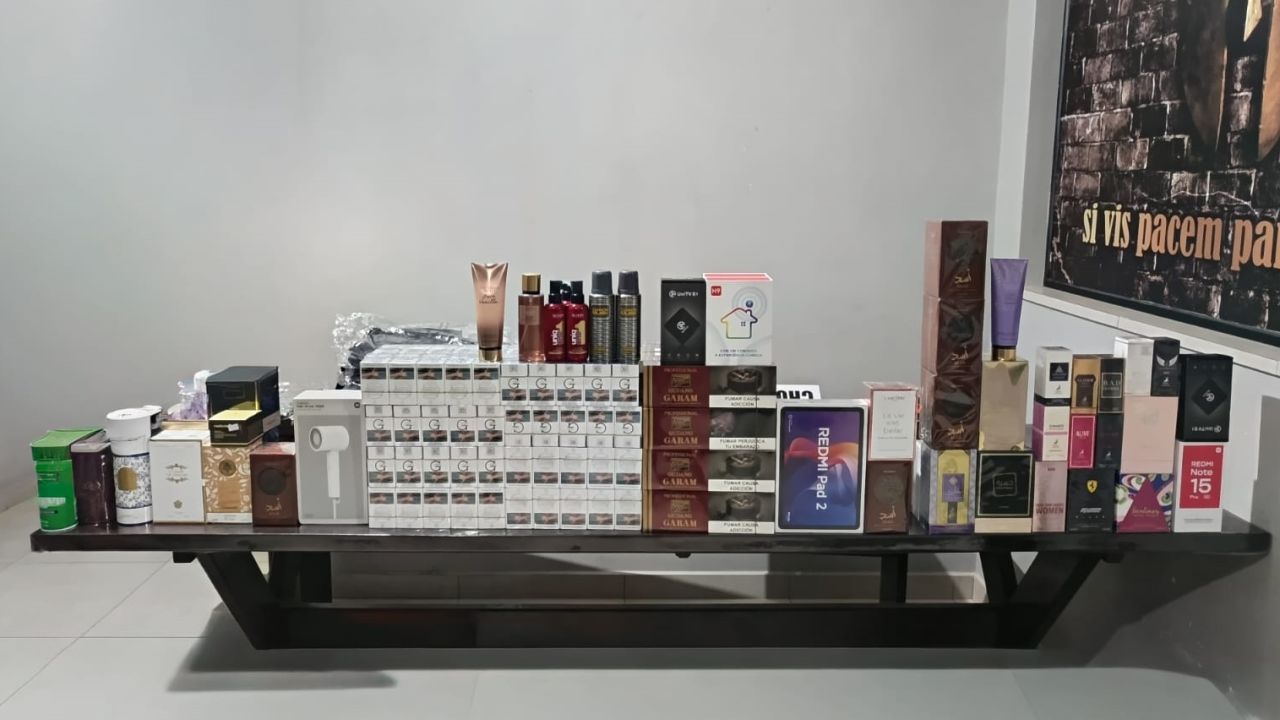 CHOQUE apreende cigarro e mercadorias irregulares em ônibus na Avenida Tancredo Neves