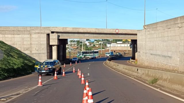 Imagem referente a notícia: Caminhão com 38 toneladas de farinha tomba no Trevo Cataratas e mobiliza equipes na BR-369
