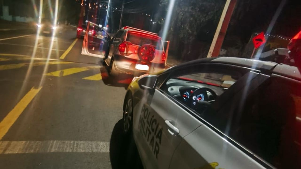 Motorista é flagrado com alcoolemia e passageiro com mandado de prisão em abordagem no Bairro Floresta