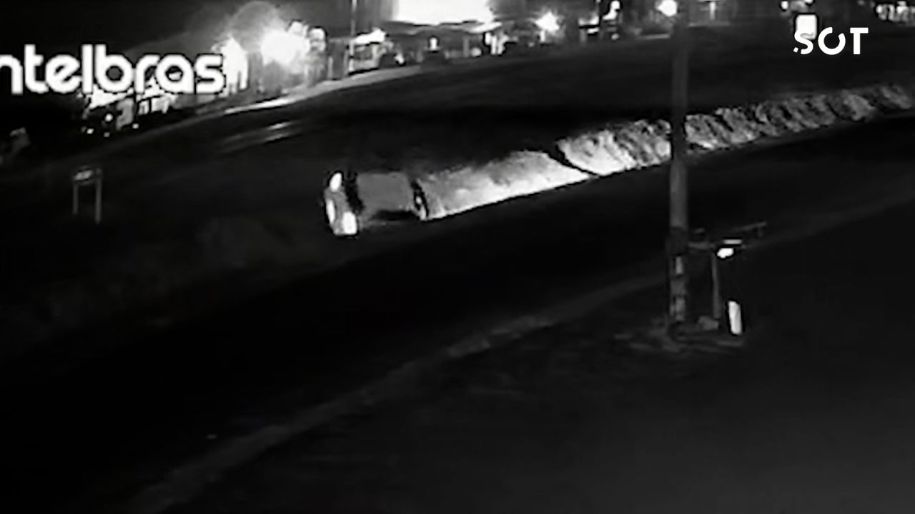 Carro roda, sai da pista e cai na canaleta da BR-277, em Cascavel