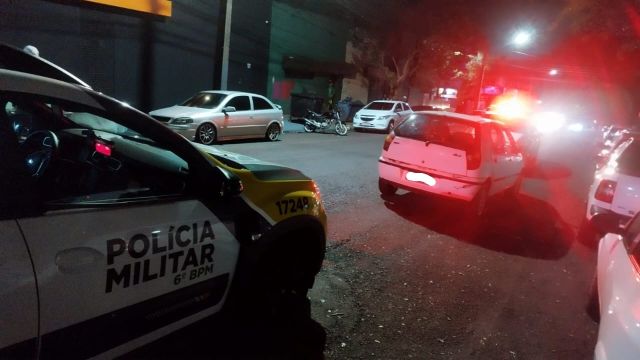 Menor é flagrado dirigindo no centro após conversão proibida e avanço de sinal; carro é recolhido ao pátio