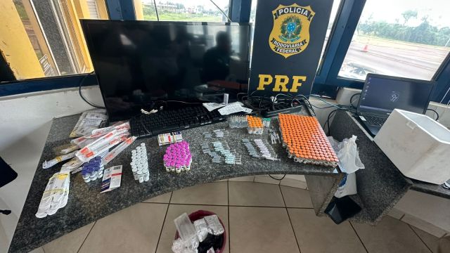 Imagem referente a notícia: PRF apreende 437 frascos de medicamentos para emagrecimento na BR-277, em Catanduvas
