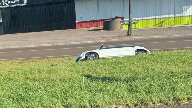 Carro sai da pista na BR-277 e é encontrado em canaleta no Turisparque, em Cascavel