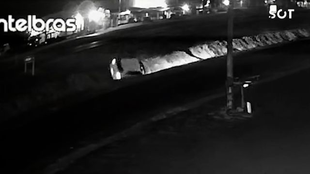 Imagem referente a notícia: Carro roda, sai da pista e cai na canaleta da BR-277, em Cascavel