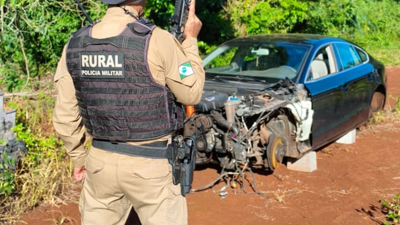 Veículo roubado é encontrado abandonado na área rural de Cascavel, sem rodas e com peças levadas