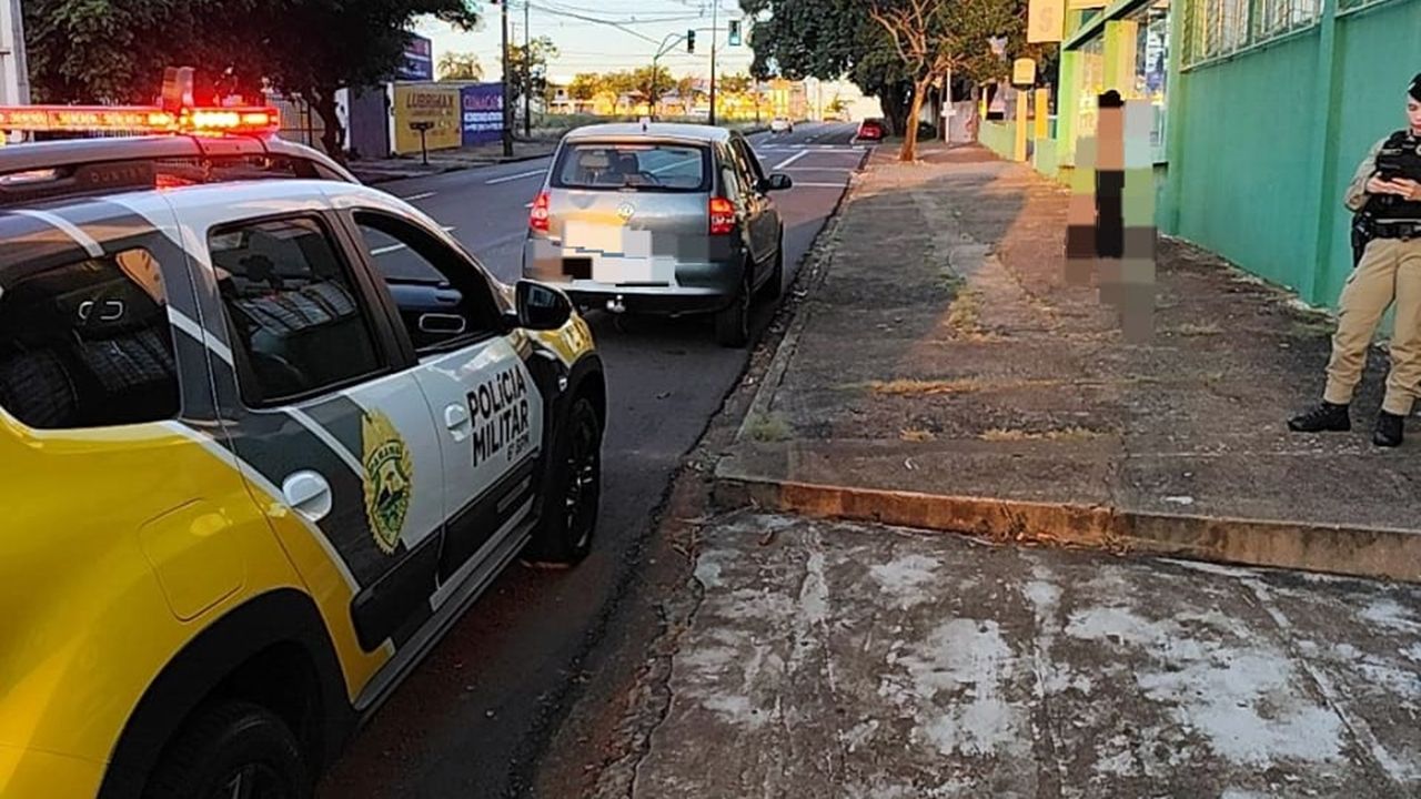 Condutora é flagrada usando celular ao volante e veículo é apreendido no Centro de Cascavel