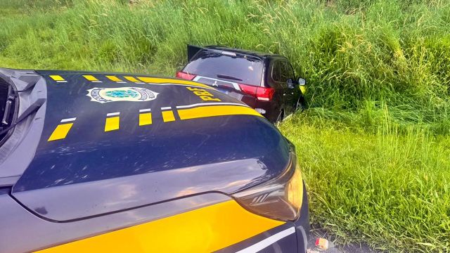 Imagem referente a notícia: PRF apreende mais de meia tonelada de maconha e recupera veículo roubado após fuga na BR-277, em Prudentópolis