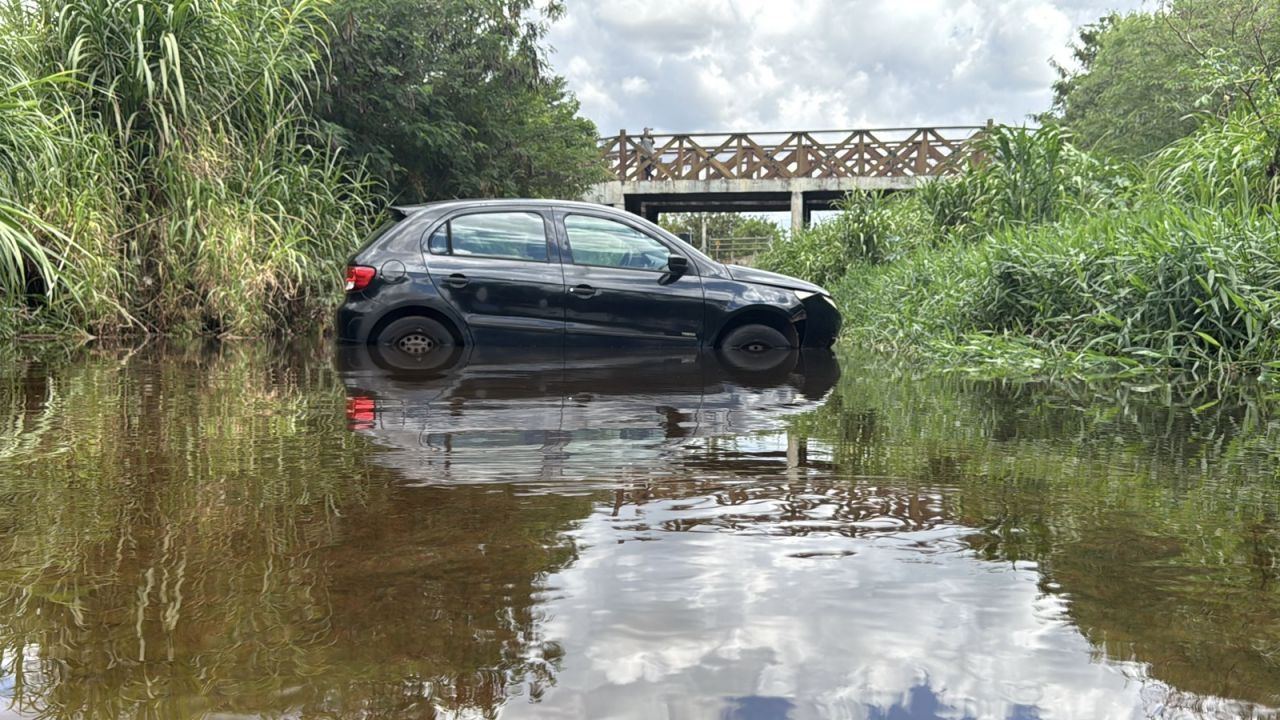 Carro cai em córrego e motorista é resgatado no Ecopark Oeste, em Cascavel