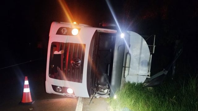 Imagem referente a notícia: Caminhão tomba na PR-364 em Palotina e motorista tem ferimentos leves