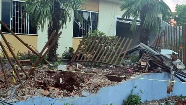 Motorista perde controle, atinge poste e residência e deixa moradores sem energia no Bairro Cascavel Velho