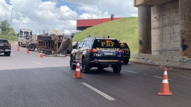 Imagem referente a notícia: Carreta carregada com bobinas tomba no Trevo Cataratas em Cascavel