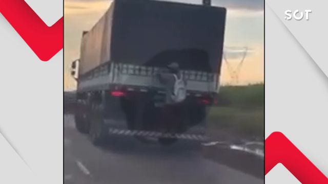 Homem é flagrado pegando “rabeira” em carreta no Contorno Sul em Maringá