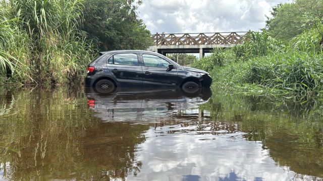 Imagem referente a notícia: Carro cai em córrego e motorista é resgatado no Ecopark Oeste, em Cascavel