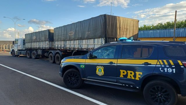 PRF apreende bitrem com cerca de 400 mil maços de cigarros contrabandeados em Paranavaí