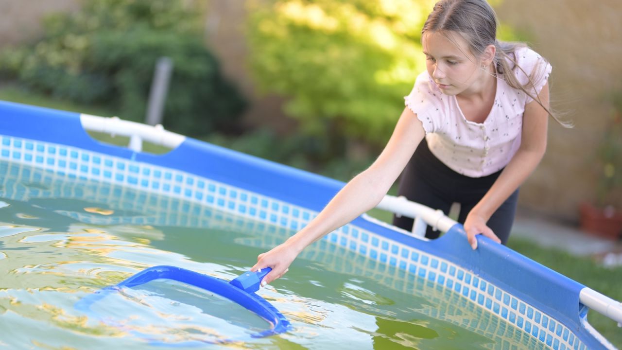 Vilãs do desperdício: piscinas plásticas e infláveis acendem alerta para consumo excessivo de água no verão