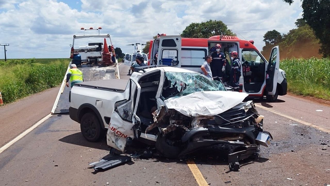 Colisão frontal entre caminhonetes deixa dois feridos graves na BR-369, entre Ubiratã e Juranda