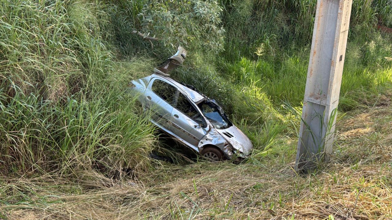 Motorista morre após saída de pista, seguida de capotamento na Estrada Alto São Salvador, em Cascavel