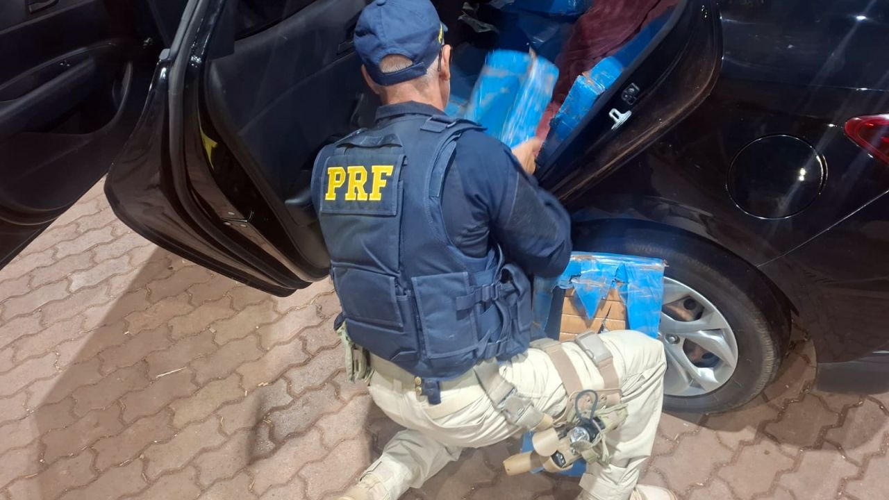 PRF apreende 103 kg de maconha e prende casal na BR-277, em Cascavel