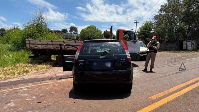 Imagem referente a notícia: Colisão transversal na PR-473 deixa uma motorista ferida em Quedas do Iguaçu