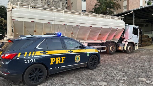 Imagem referente a notícia: PRF apreende caminhão com cerca de 300 mil maços de cigarros em área rural entre Cianorte e Tuneiras do Oeste