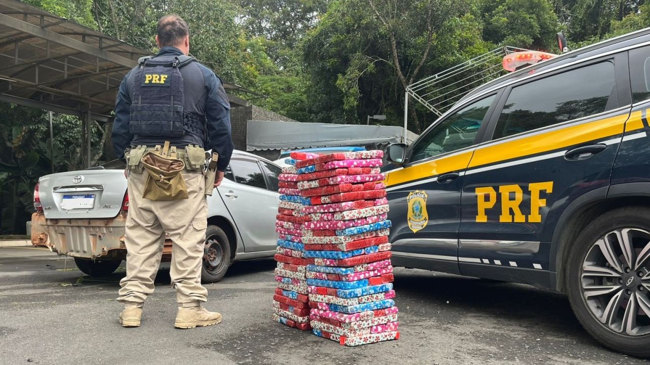 PRF apreende quase 140 kg de maconha em carro com placas do Paraguai na BR-116