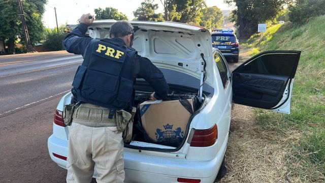 Imagem referente a notícia: PRF apreende carga de cigarros contrabandeados após perseguição na BR-163 e prende motorista
