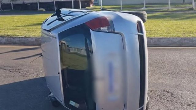 Imagem referente a notícia: Colisão entre Palio e Corsa tomba veículo e provoca lentidão no Trevo do Guarujá, em Cascavel