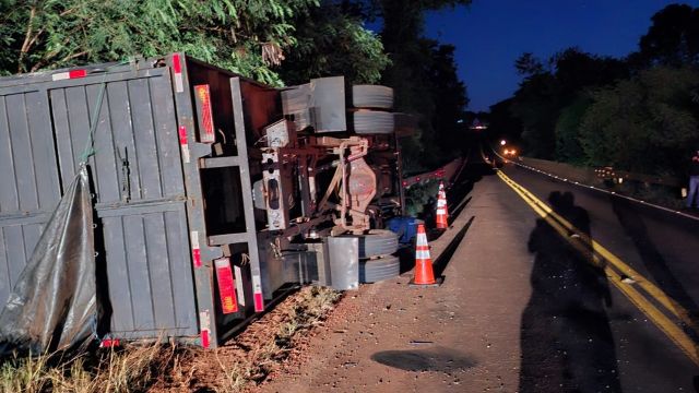 Caminhão com placas do Paraguai tomba na PR-495 em Missal