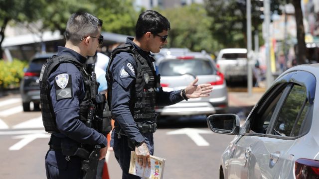 Imagem referente a notícia: Blitz da Prevenção orienta sobre o combate ao uso de drogas e conscientiza sobre a não doação de esmolas
