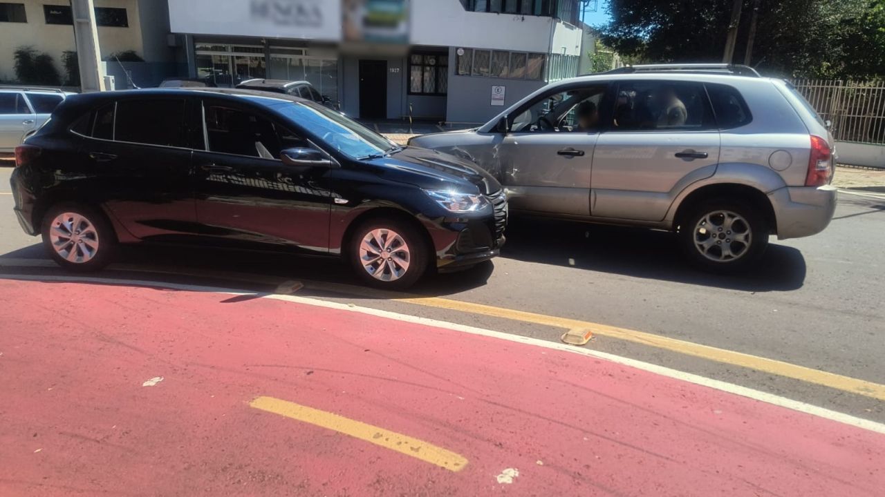 Acidente entre dois carros deixa trânsito lento por minutos em trecho movimentado de Cascavel