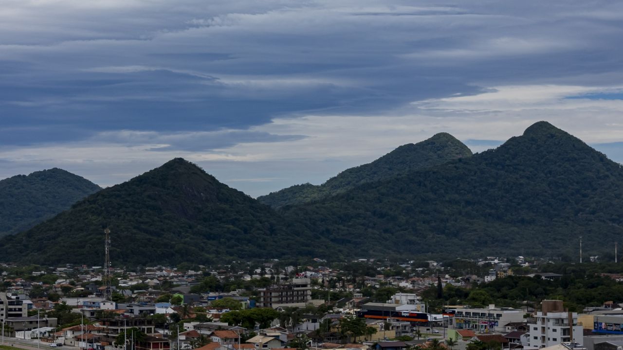 Temperaturas altas no Oeste e amenas no Leste: Paraná segue dividido no fim de semana