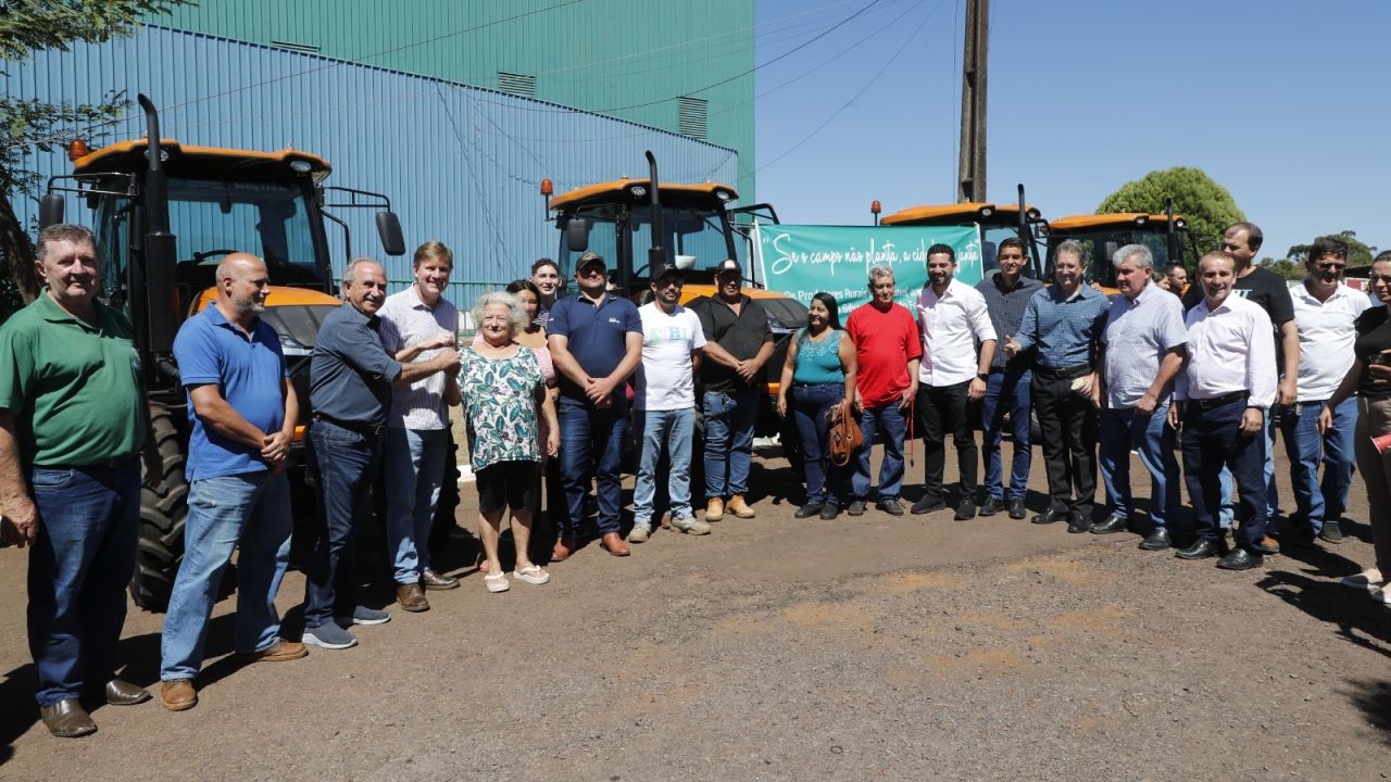 Prefeitura de Cascavel fortalece área rural com entrega de tratores para agricultura familiar