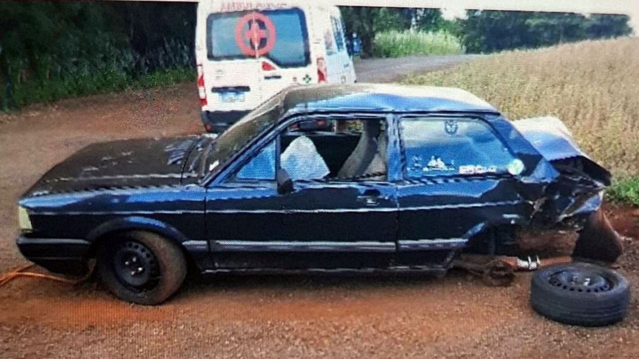 Colisão entre carro e ambulância é registrada na PRC-467 em Marechal Cândido Rondon